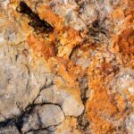 Een persoon die een net mineral acres calculator gebruikt om mineralenrechten te begrijpen in Texas.