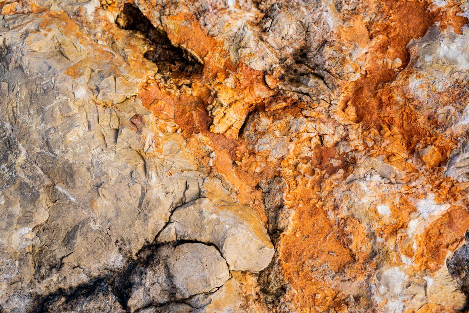 Een persoon die een net mineral acres calculator gebruikt om mineralenrechten te begrijpen in Texas.